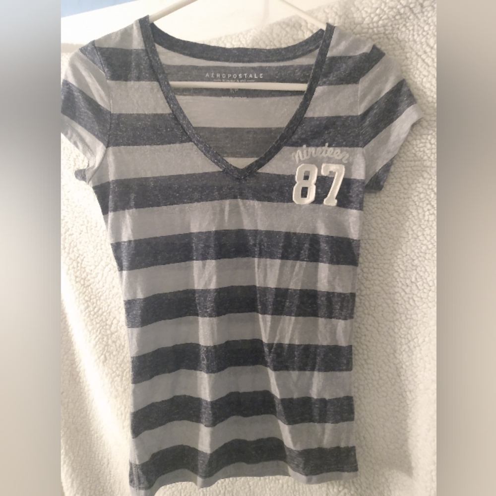 Aeropostale V-Neck Size Small